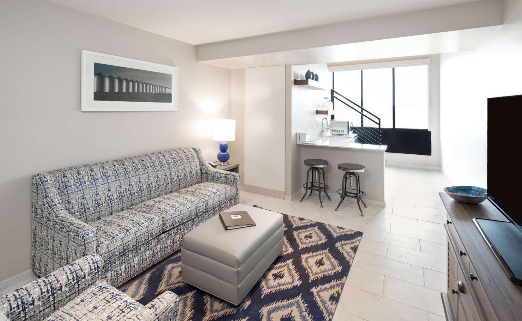 Hotel Renovo Des Moines Urbandale,Tapestry Collection Hilton エクステリア 写真