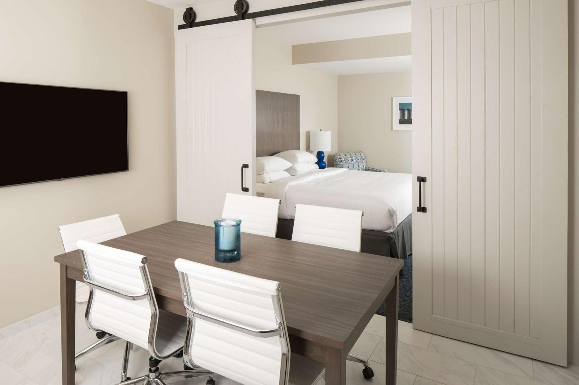 Hotel Renovo Des Moines Urbandale,Tapestry Collection Hilton エクステリア 写真